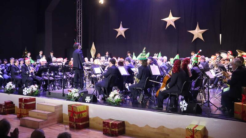 La Banda Sinfónica de la Unión Musical de Benidorm llena el Centro Cultural para su concierto extraordinario 