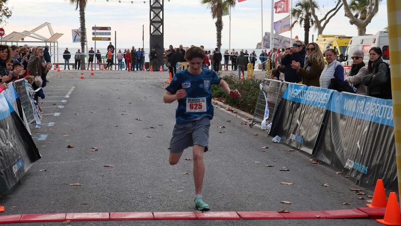 La XV San Silvestre de Benidorm reúne a casi 900 participantes por las calles de la ciudad