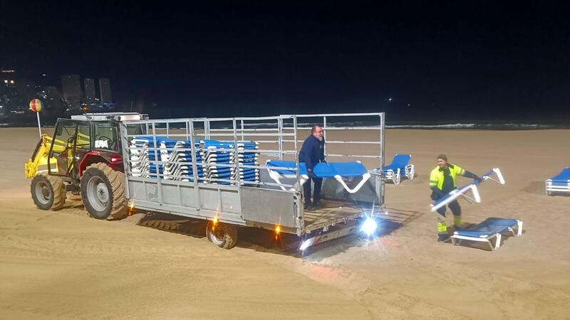 Benidorm realiza una limpieza intensiva de las playas para prepararlas de cara a las primeras citas turísticas