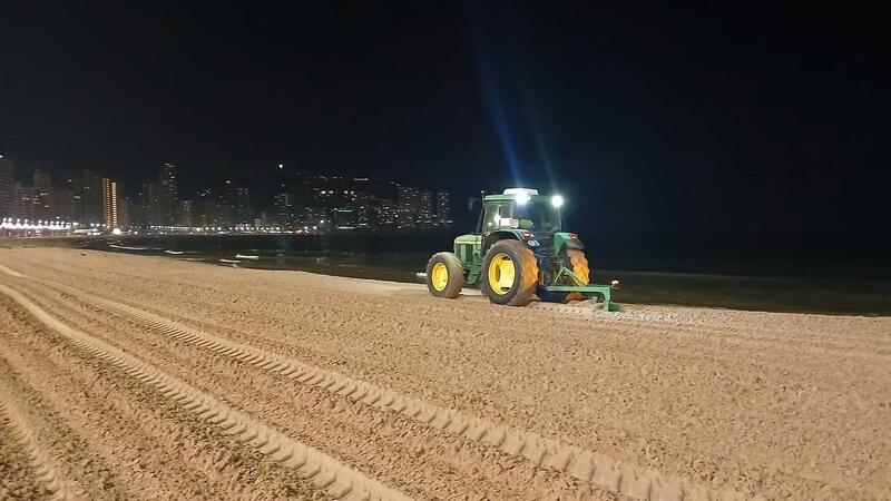 Benidorm realiza una limpieza intensiva de las playas para prepararlas de cara a las primeras citas turísticas