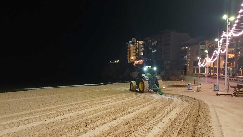 Benidorm realiza una limpieza intensiva de las playas para prepararlas de cara a las primeras citas turísticas