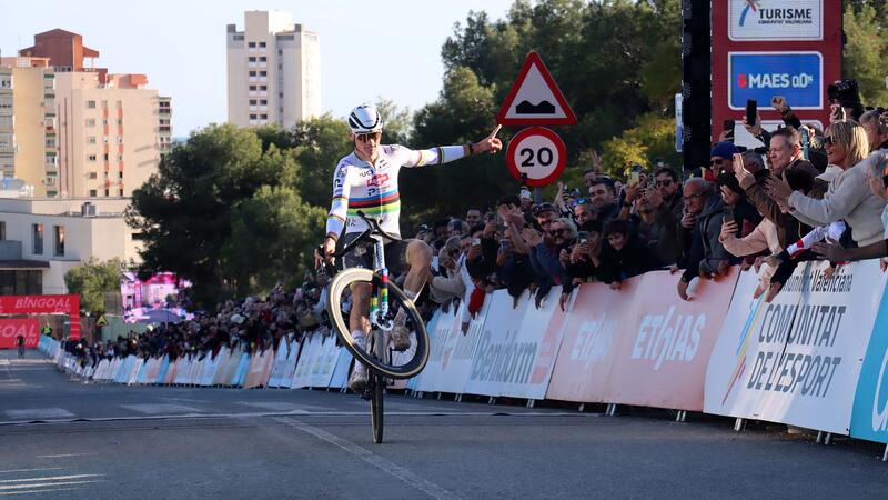 Benidorm vibra un año más con el mejor ciclismo todoterreno en la Copa del Mundo de Ciclocross
