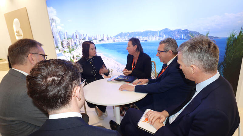 Benidorm es reunix en Fitur amb la secretària de Turisme del Regne Unit i l