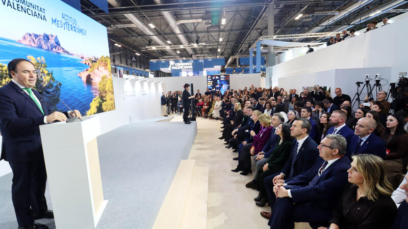 Benidorm es reunix en Fitur amb la secretària de Turisme del Regne Unit i l
