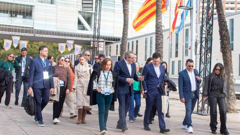La principal patronal turística de Colombia se interesa por la gestión sostenible de Benidorm