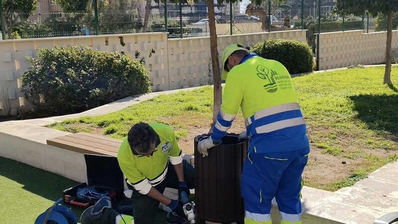 Benidorm instala alrededor de 120 papeleras en los parques y zonas verdes de la ciudad 