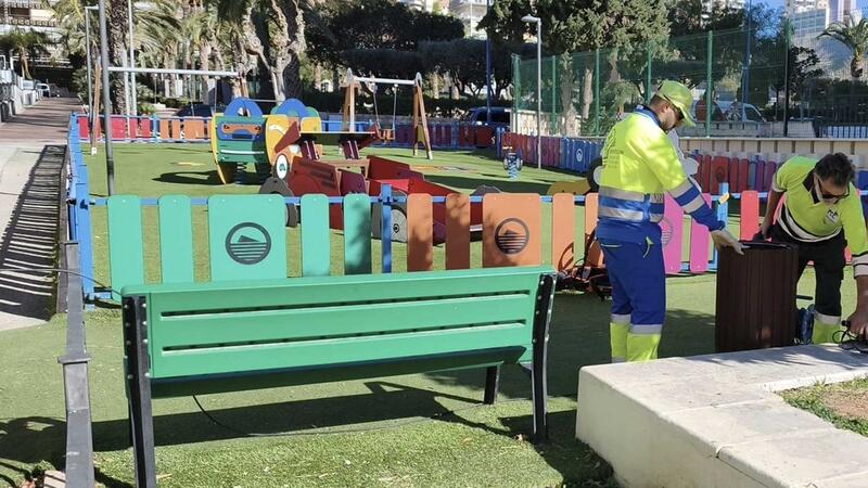 Benidorm instala alrededor de 120 papeleras en los parques y zonas verdes de la ciudad 