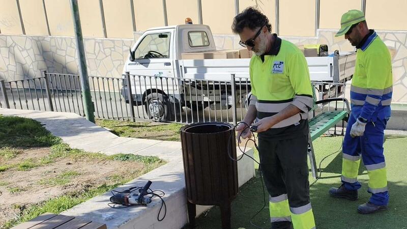 Benidorm instala alrededor de 120 papeleras en los parques y zonas verdes de la ciudad 