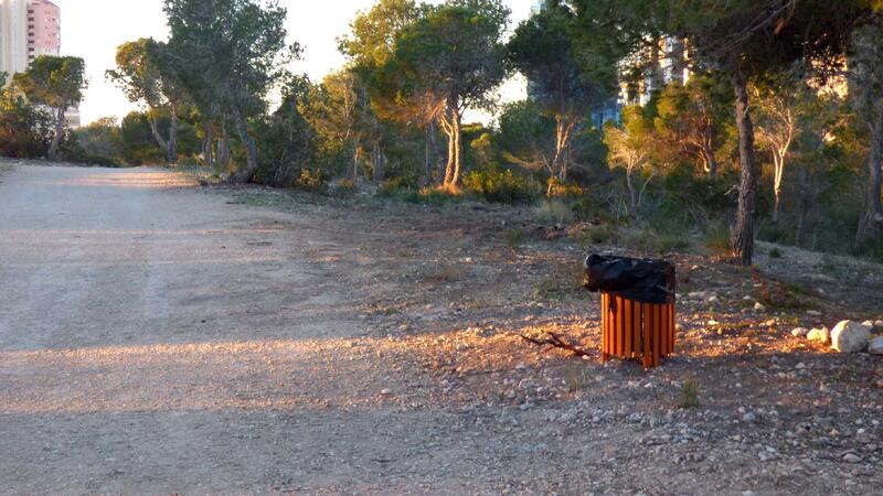 Benidorm instala alrededor de 120 papeleras en los parques y zonas verdes de la ciudad 