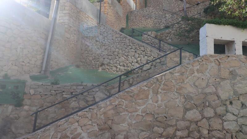 Benidorm incorpora mejoras en las escaleras que conectan las calles Asturias y Oviedo en La Cala 