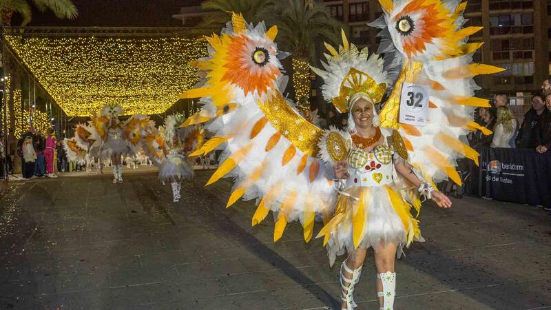 Benidorm disfruta de un Carnaval adulto multitudinario y participativo