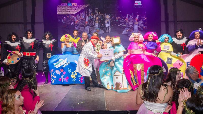 Benidorm disfruta de un Carnaval adulto multitudinario y participativo