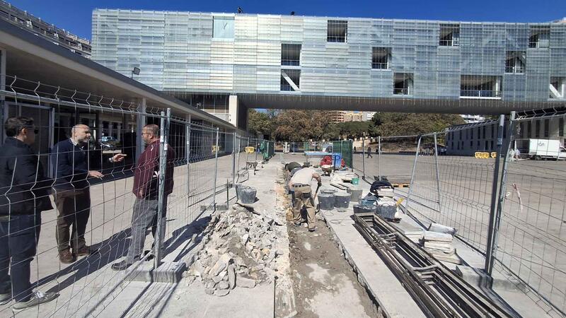 Benidorm ejecuta una obra en la plaza de SS MM los Reyes de España para terminar con las filtraciones de agua al aparcamiento de L’Aigüera