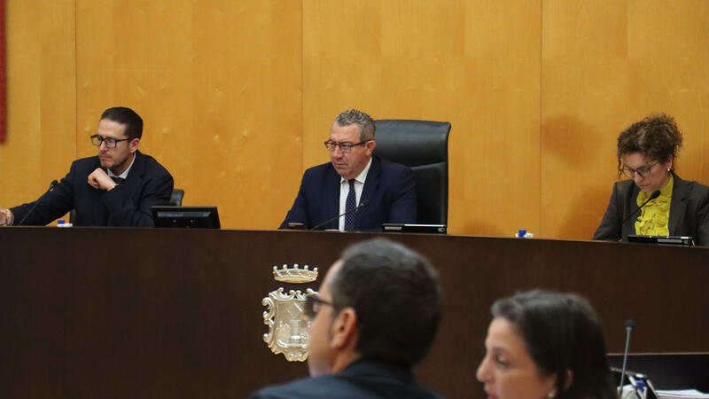 El pleno respalda la adhesión al Fondo de Impulso Económico y buscar vías de acuerdo con los propietarios del APR7 