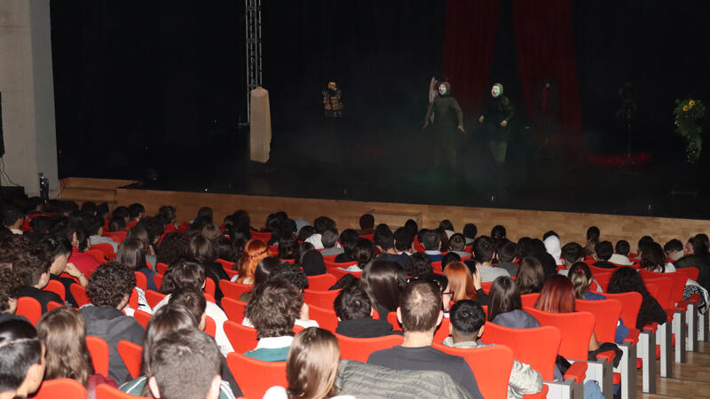 El ciclo ‘Joves Espectadors’ reúne a cerca de 800 estudiantes de Secundaria en el auditorio del Centro Cultural de Benidorm 