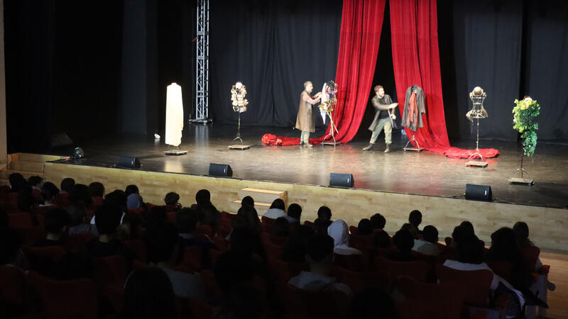 El ciclo ‘Joves Espectadors’ reúne a cerca de 800 estudiantes de Secundaria en el auditorio del Centro Cultural de Benidorm 