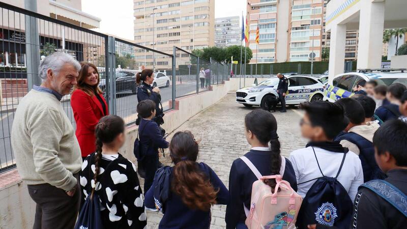La Policia Local de Benidorm acosta el seu treball a centenars d