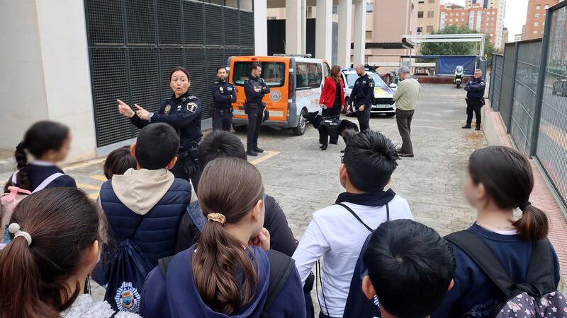 La Policia Local de Benidorm acosta el seu treball a centenars d