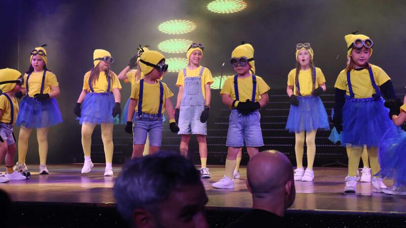 El Benidorm Palace se llena en el XXIV Festival Escolar de FAMPA Marina Baixa a beneficio de Asmibe, AFA y AFEM 