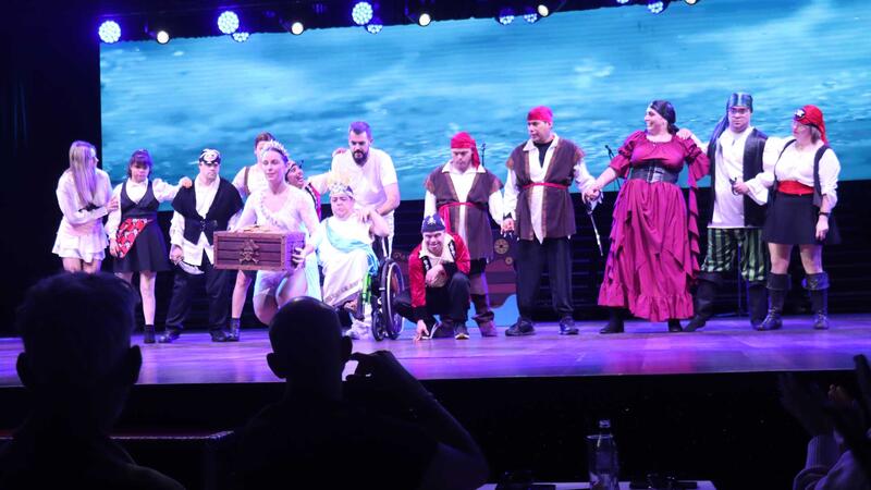 El Benidorm Palace se llena en el XXIV Festival Escolar de FAMPA Marina Baixa a beneficio de Asmibe, AFA y AFEM 
