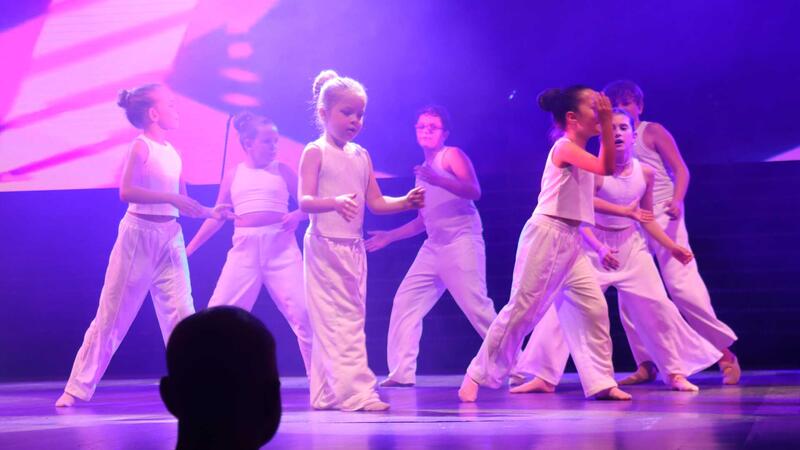 El Benidorm Palace se llena en el XXIV Festival Escolar de FAMPA Marina Baixa a beneficio de Asmibe, AFA y AFEM 