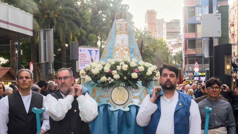 Benidorm obsequia a la Mare de Déu del Sofratge con una multitudinaria ofrenda floral en su 286 aniversario
