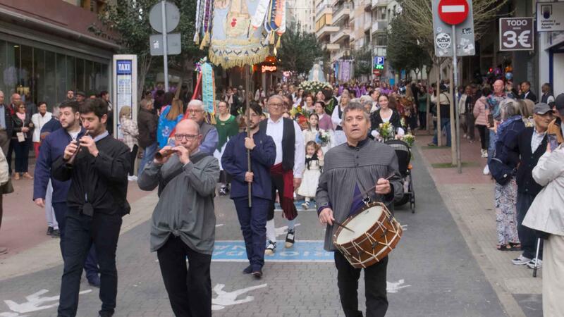 Benidorm obsequia a la Mare de Déu del Sofratge con una multitudinaria ofrenda floral en su 286 aniversario