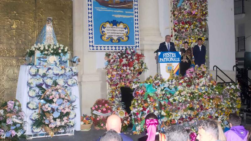 Benidorm obsequia a la Mare de Déu del Sofratge con una multitudinaria ofrenda floral en su 286 aniversario