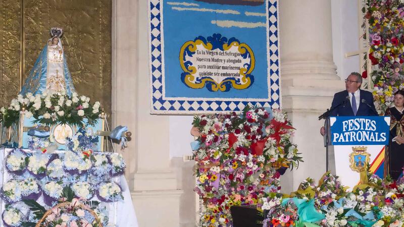 Benidorm obsequia a la Mare de Déu del Sofratge con una multitudinaria ofrenda floral en su 286 aniversario