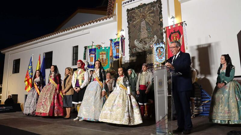 Les Falles de Benidorm ofrenen a la Mare de Déu del Sofratge en el preludi del seu dia gran