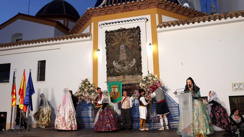 Les Falles de Benidorm ofrenen a la Mare de Déu del Sofratge en el preludi del seu dia gran
