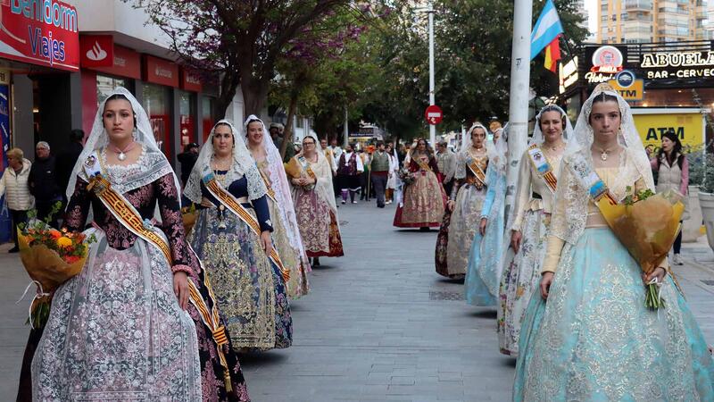 Les Falles de Benidorm ofrenen a la Mare de Déu del Sofratge en el preludi del seu dia gran