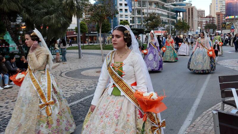 Les Falles de Benidorm ofrenen a la Mare de Déu del Sofratge en el preludi del seu dia gran
