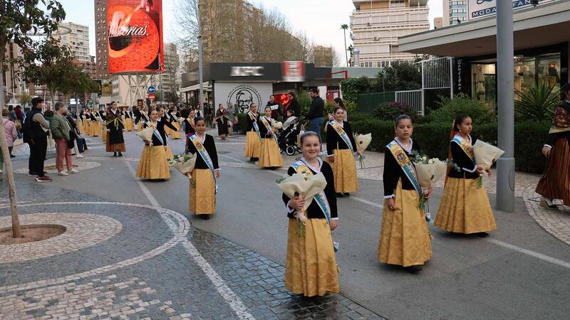 Les Falles de Benidorm ofrenen a la Mare de Déu del Sofratge en el preludi del seu dia gran