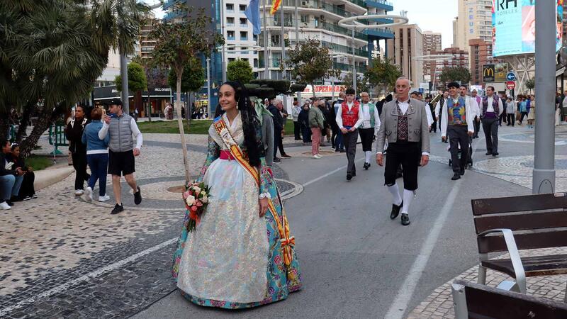 Les Falles de Benidorm ofrenen a la Mare de Déu del Sofratge en el preludi del seu dia gran
