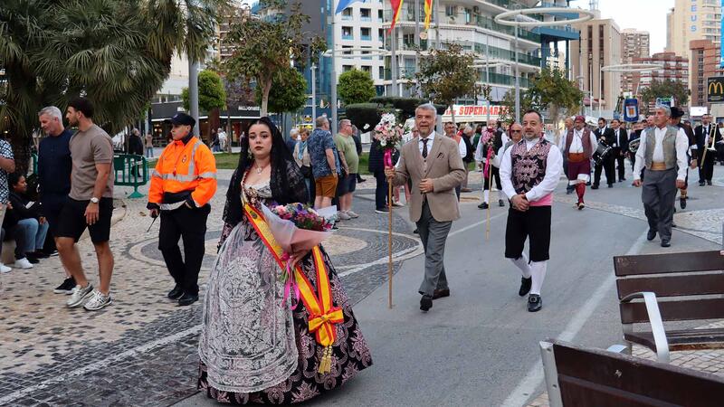 Les Falles de Benidorm ofrenen a la Mare de Déu del Sofratge en el preludi del seu dia gran