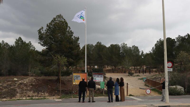 The ‘Blue Trail’ flag, which recognizes the recovery of El Moralet, is now flying in the park