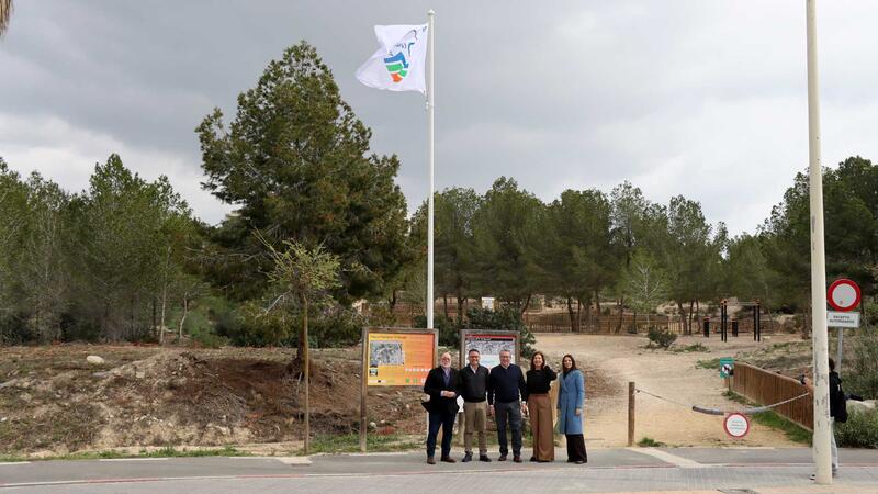 The ‘Blue Trail’ flag, which recognizes the recovery of El Moralet, is now flying in the park
