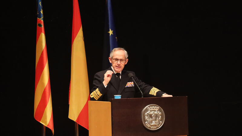 La conferencia ‘El submarino, principal arma estratégica’ del almirante Gonzalo Sanz Alisedo inaugura las III Jornadas de la mar de Benidorm 