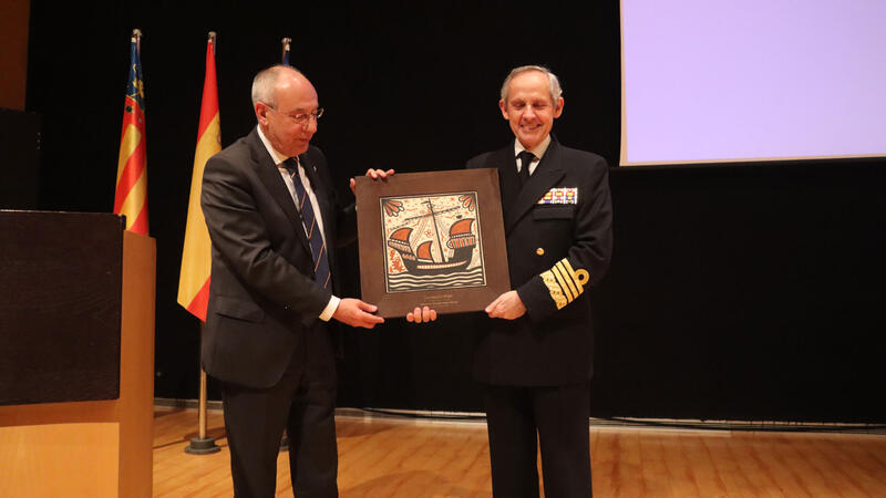 La conferencia ‘El submarino, principal arma estratégica’ del almirante Gonzalo Sanz Alisedo inaugura las III Jornadas de la mar de Benidorm 