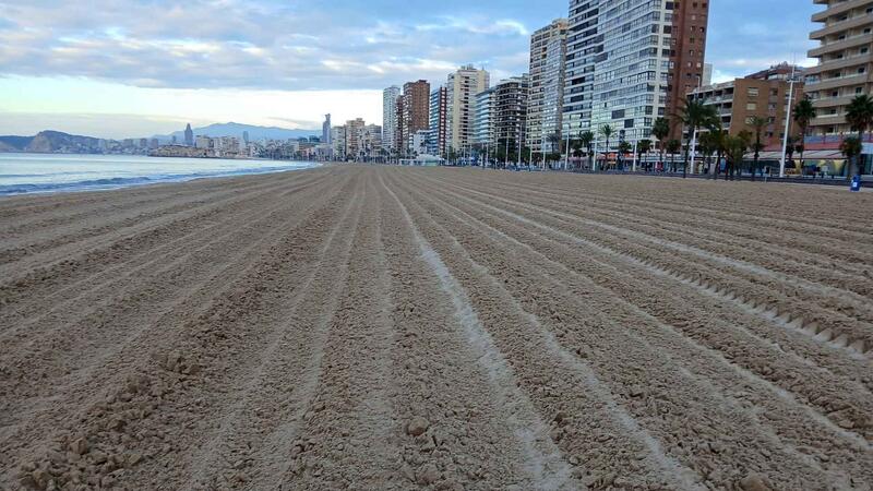 Benidorm reinforces security, cleaning and lifeguard services on the beaches ahead of Holy Week with a total of 86 people