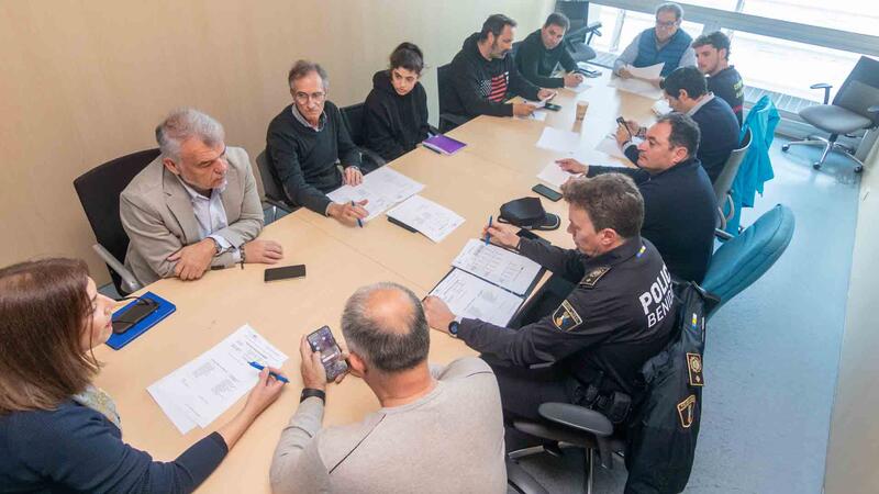 Benidorm reinforces security, cleaning and lifeguard services on the beaches ahead of Holy Week with a total of 86 people