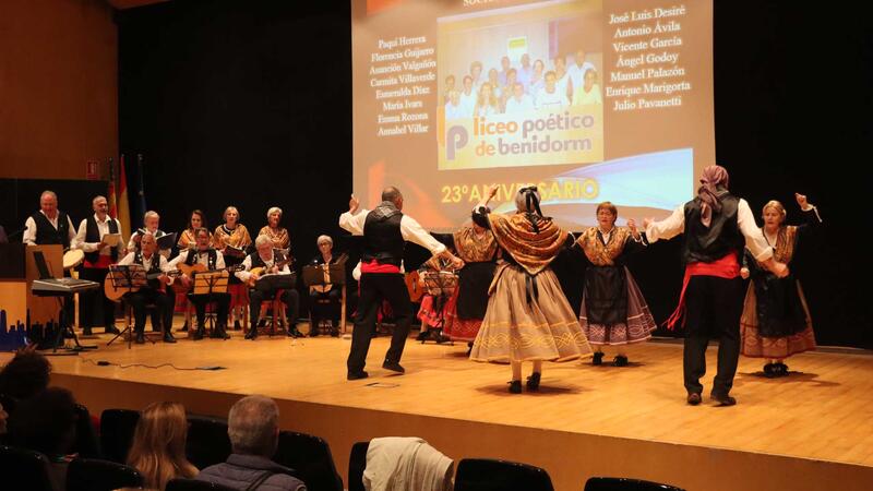 El Liceo Poético de Benidorm celebra su 23 aniversario con un recital en el Salón de Actos