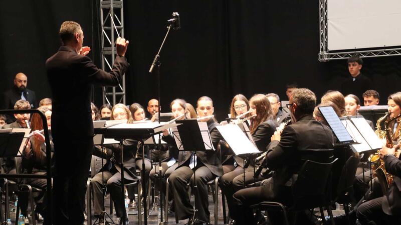 La Nova celebra su 14º aniversario con un lleno absoluto en el Centro Cultural