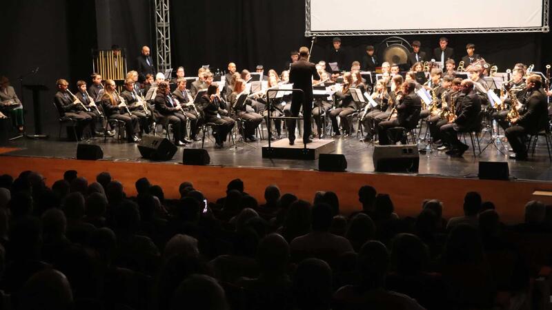 La Nova celebra su 14º aniversario con un lleno absoluto en el Centro Cultural