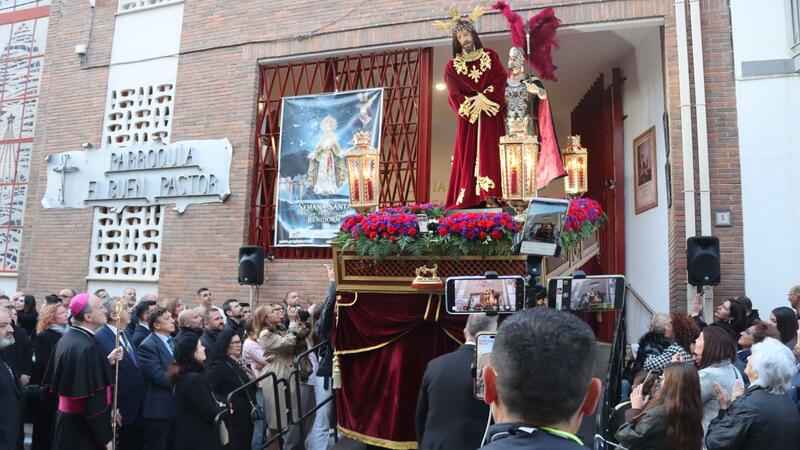 Centenares de vecinos y turistas salen a la calle en la procesión de Nuestra Señora de la Esperanza y Nuestro Padre Jesús de la Salud y la Humildad 