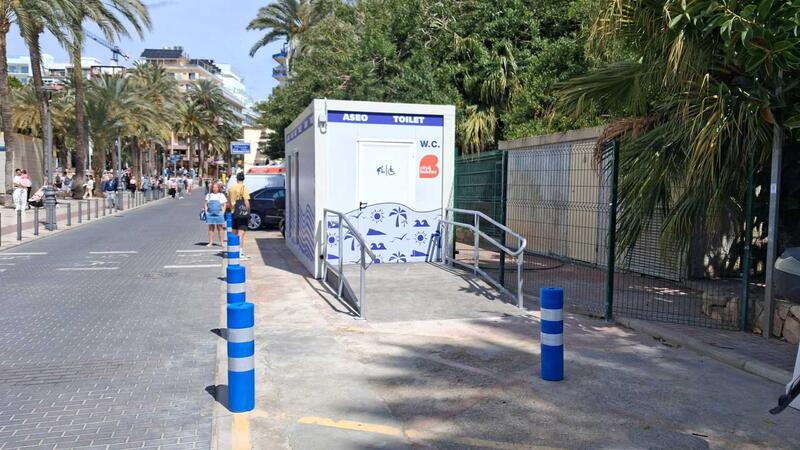 Benidorm unveils new public restrooms on Paseo de Colón and refurbishes the other modules that serve the beaches