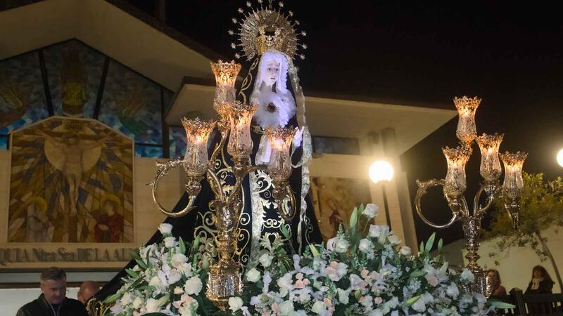 Recogimiento y solemnidad, protagonistas en la procesión del Jueves Santo en Benidorm