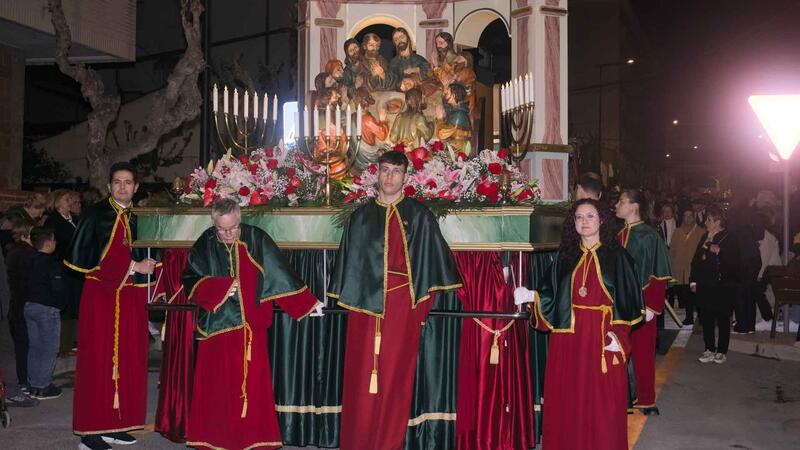 Recogimiento y solemnidad, protagonistas en la procesión del Jueves Santo en Benidorm