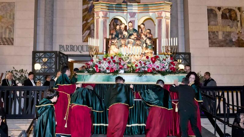 Recogimiento y solemnidad, protagonistas en la procesión del Jueves Santo en Benidorm
